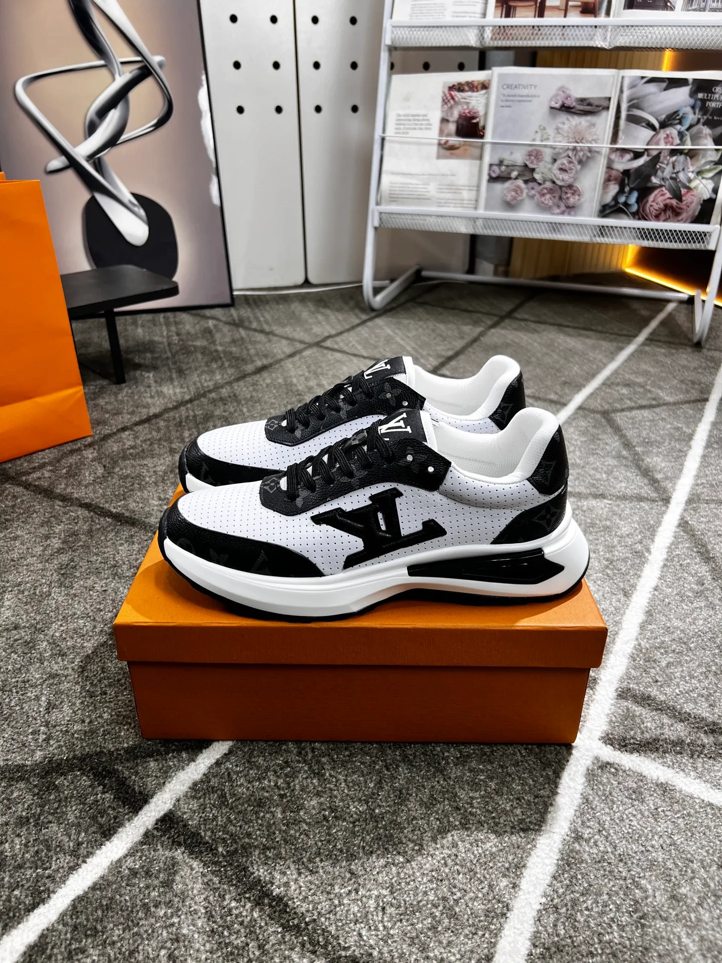 Factory price: 438 💰 LV new casual men's shoes 👉 👉 Fashionable and versatile, 💞 simple and elegant style, 🔊 made of imported cowhide, ☑️ breathable mesh lining, sheepskin feet, original wear-resistant rubber outsole, exclusive new style, actual shot, three colors available, code number: 38-44, (45 can be customized)